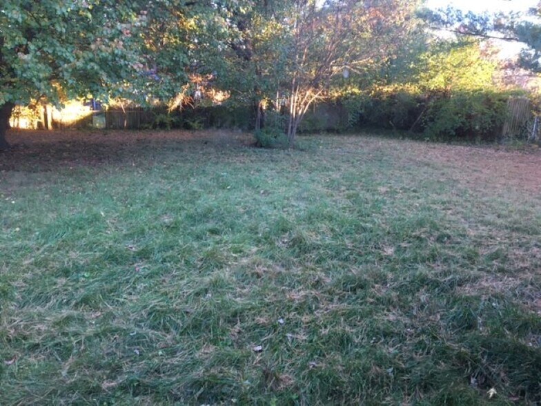 Building Photo - 1498 Summerhill Dr