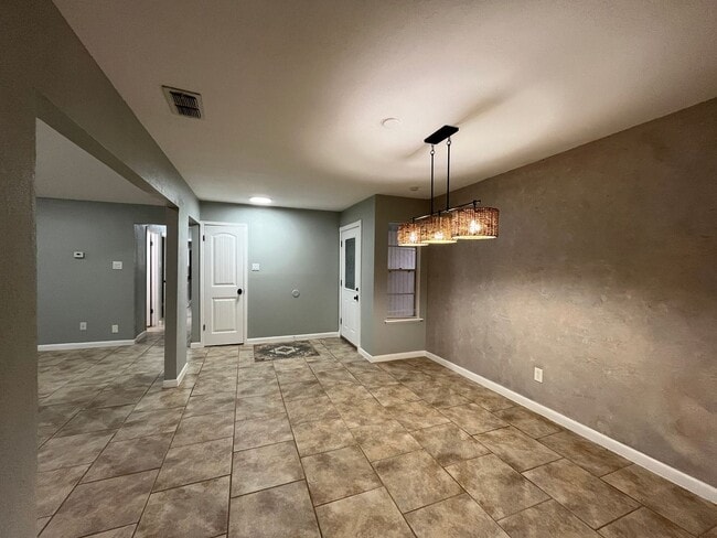 Building Photo - UPDATED HOME WITH BONUS ROOM