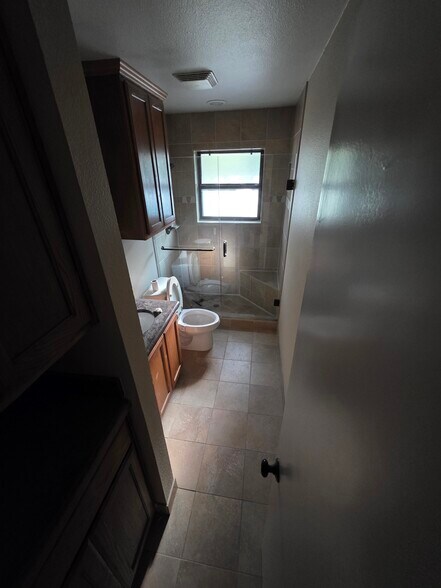 hall bath - 4301 Southridge Dr