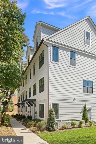 Building Photo - 909 N Irving St