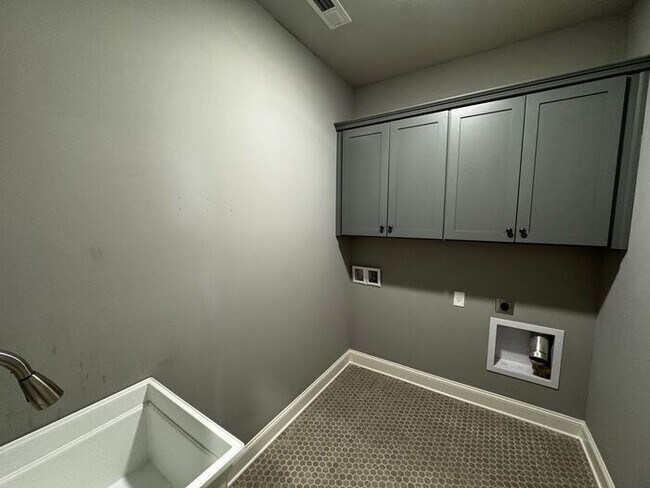Building Photo - Spacious and luxurious with bonus room