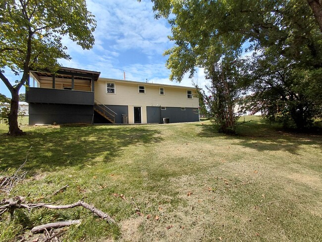 Building Photo - Home close To FLW