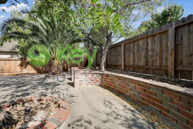 Building Photo - 7956 Robinson Dr