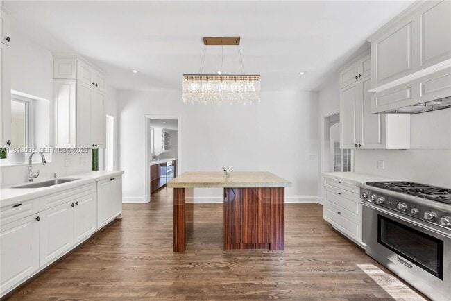 Building Photo - 5800 La Gorce Dr
