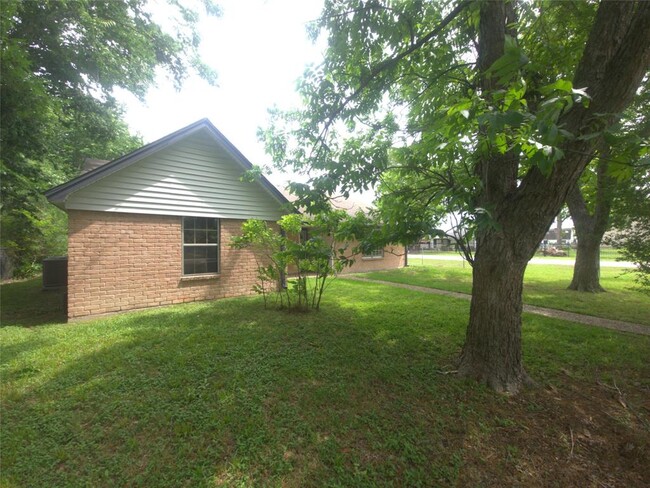 Building Photo - 11002 Melba Ln