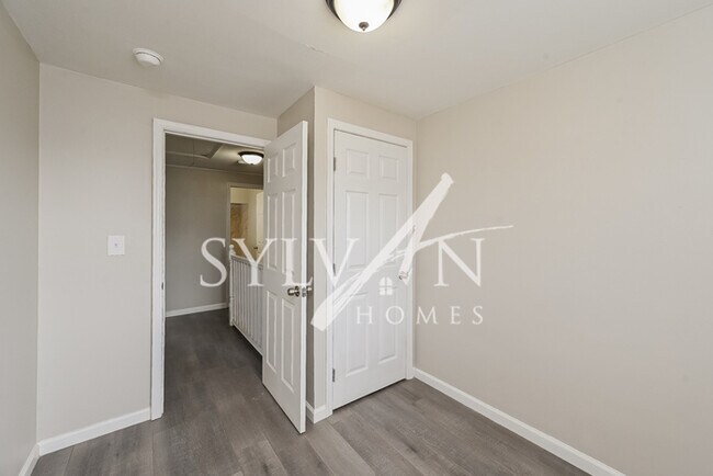 Building Photo - Lovely 3 level townhome in Essex!