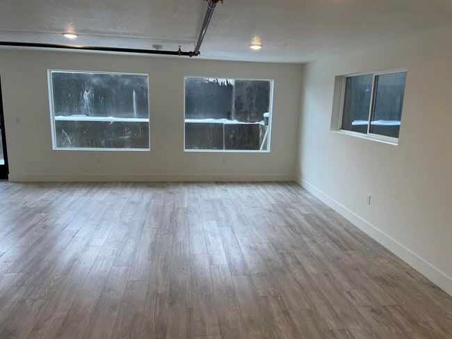 Interior Photo - CLOSE - 2780 East 3300 South - 33 Views