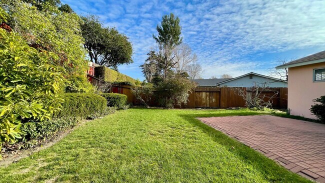 Building Photo - Single-Level in the Anholm Tract Downtown SLO with A/C and Great Backyard
