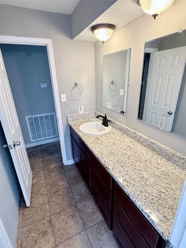 Building Photo - 15914 Mill Hollow Dr