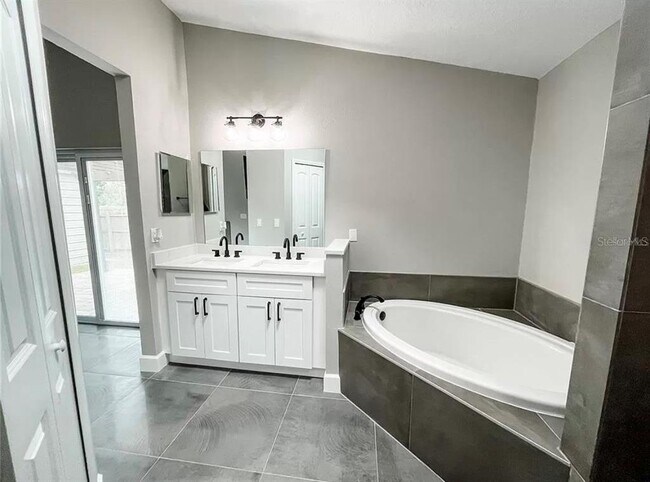 Building Photo - 18505 3rd Ave