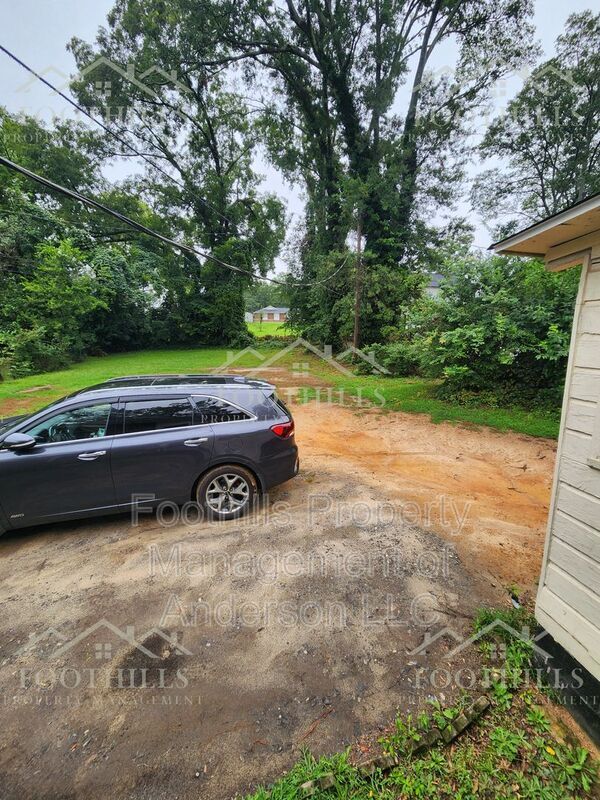 Building Photo - 1704 Park Dr