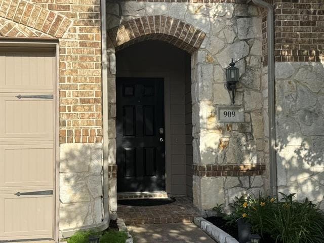 Building Photo - 909 Mangrove Dr