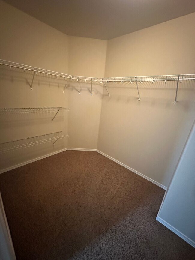 Building Photo - 2 Bedroom, 2.5 bath townhome in West Pasco with Bonus Office space