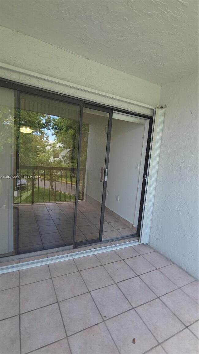 Building Photo - 9437 Fontainebleau Blvd