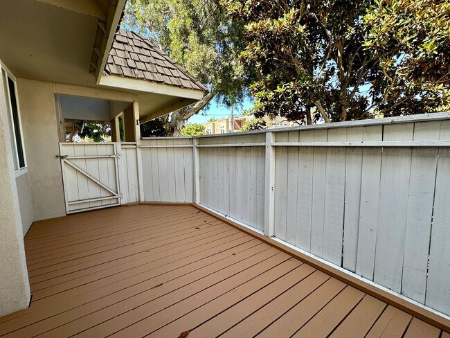 Building Photo - Beautiful 3 Bedroom 2 Bath Condo in Point Loma w/Three Private Patios