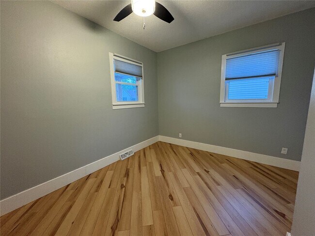 Building Photo - 115 W 6th St