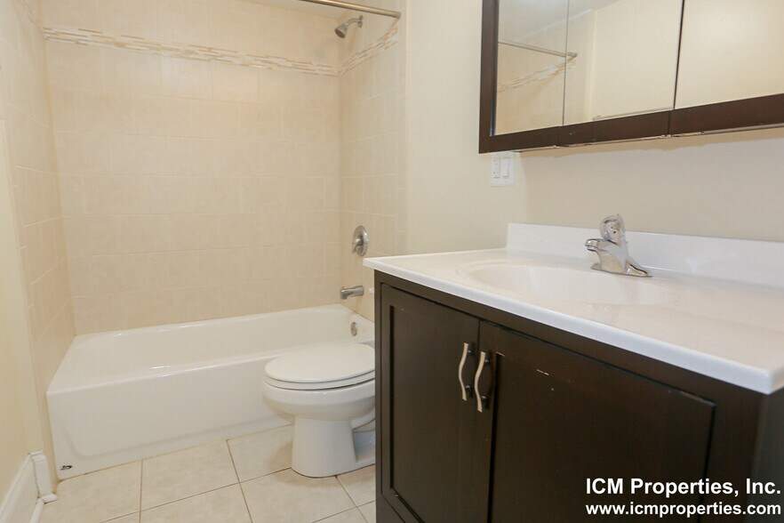 Building Photo - 861 W Lill Ave