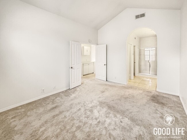 Building Photo - Bright 2Bd/2.5Ba End Unit w/Water/Sewer/Trash Included In Prestigious Tustin Community!