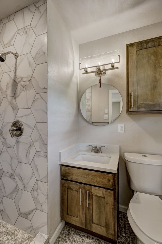 Building Photo - Spacious Elegance: Open Floor Plan, Dual V...
