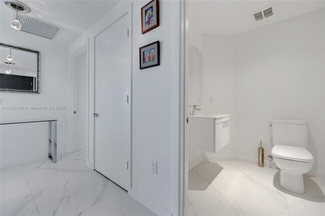 Building Photo - 17301 Biscayne Blvd