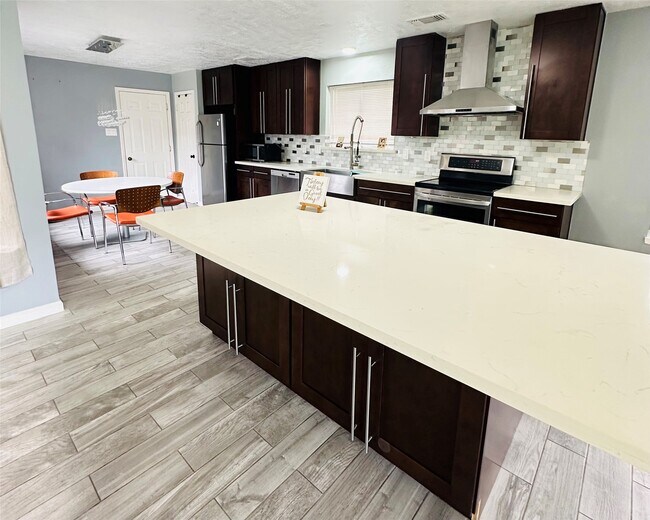 Building Photo - 2115 Barrington Pl Dr