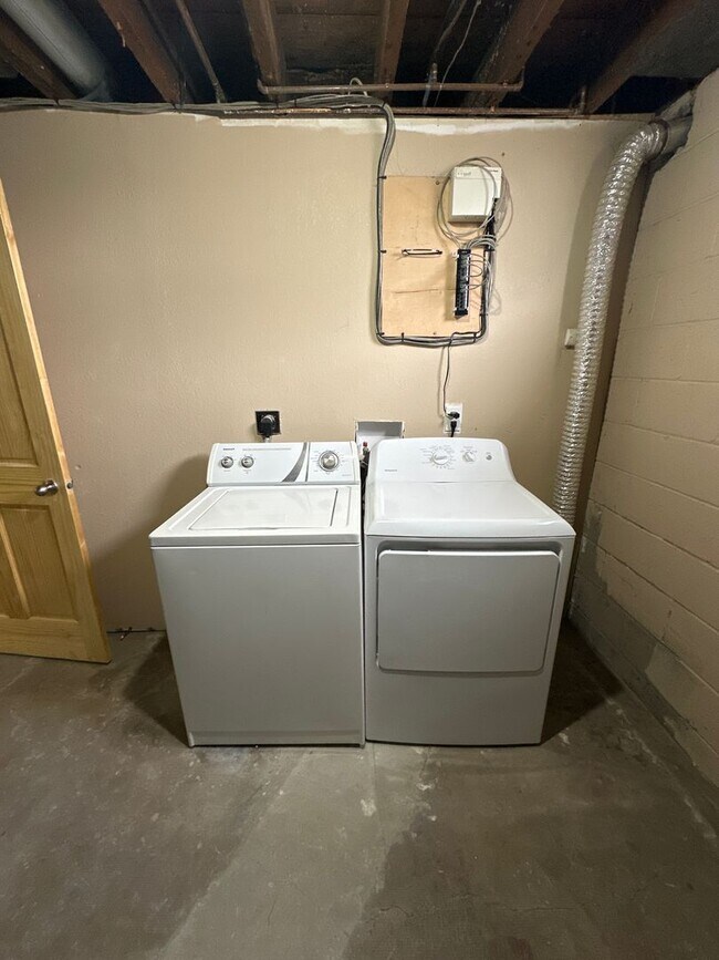 Building Photo - EZ - 202 Triplex