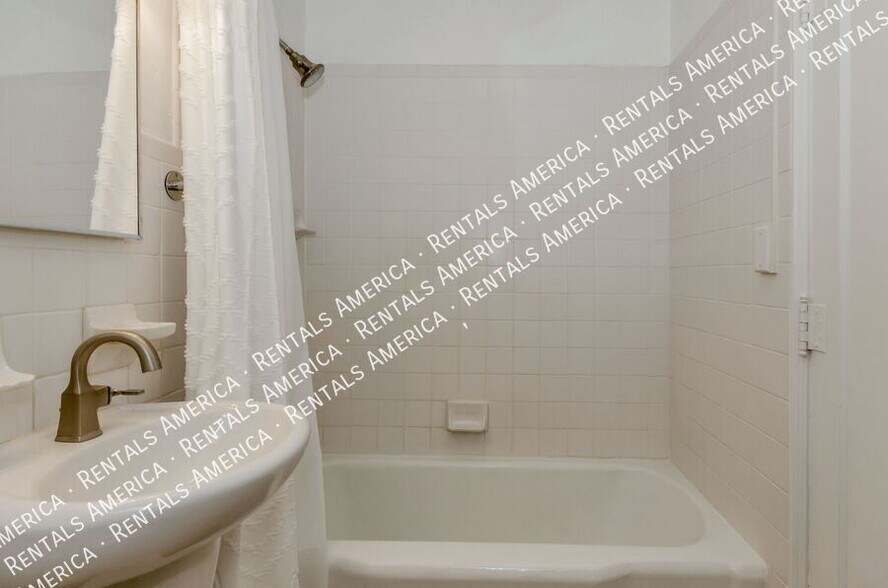 Building Photo - 1119 E Silver St