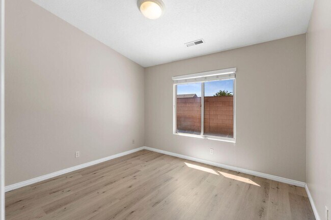 Building Photo - Sedona Hills Stunner!