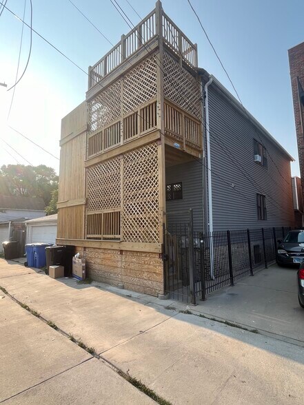 Building Photo - 2643 W Armitage Ave
