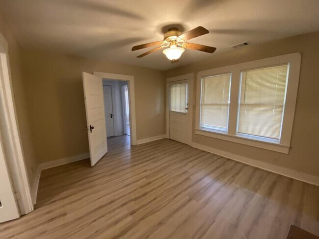 Building Photo - 175 E Beech St