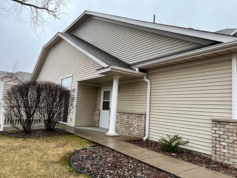 Building Photo - 475 Hickory Ln N