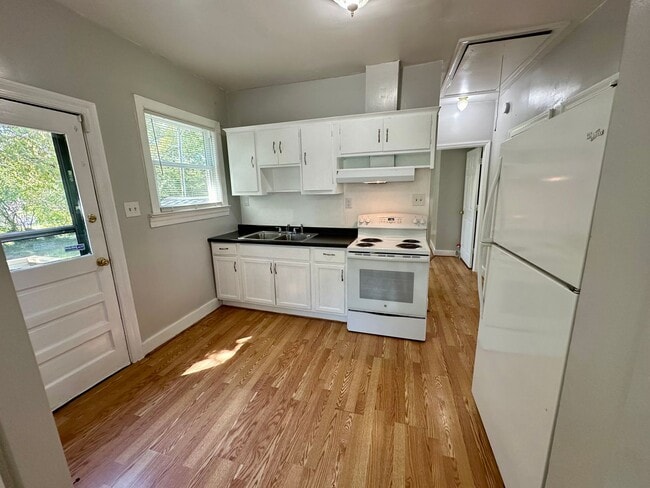 Building Photo - Newly Renovated 2 Bedroom 1 Bathroom Home