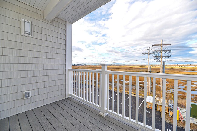 Building Photo - Gorgeous 2 bedroom very spacious condo at the Riviera