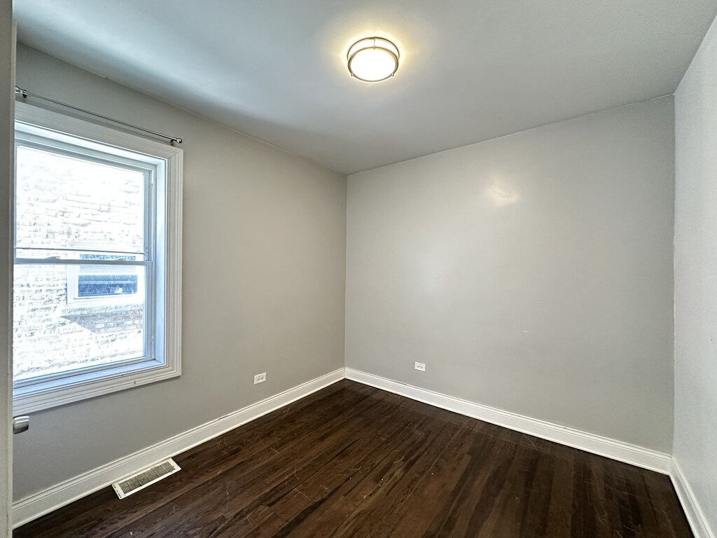 Building Photo - 1621 N McVicker Ave