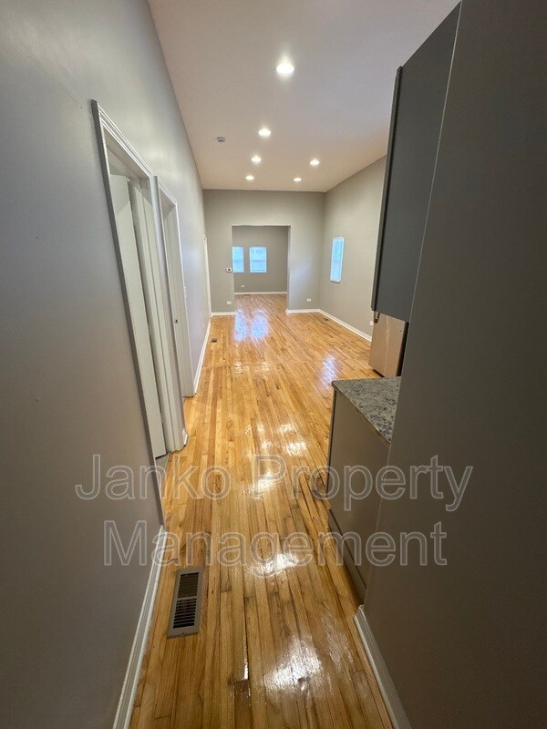 Building Photo - 5906 S La Salle St