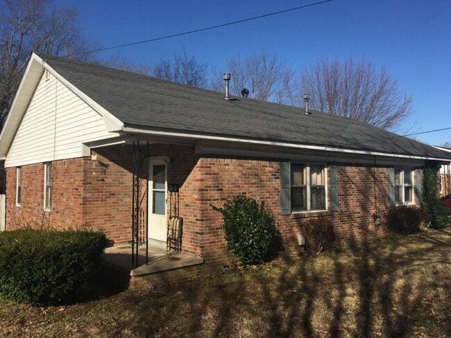 Primary Photo - 2 bed 1 bath duplex