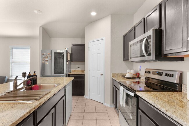 Building Photo - 4-bedroom 2-bathroom house!  Close to Fort Hood!