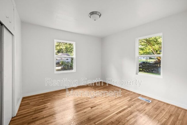 Building Photo - 829 Meadowbrook Dr