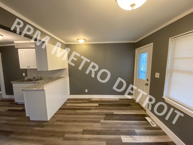 Building Photo - MOVE-IN READY BUNGALOW IN REDFORD