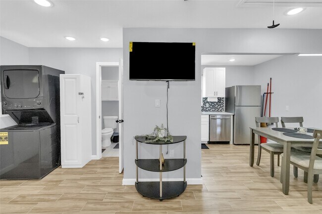 Building Photo - 5815 Schevers St