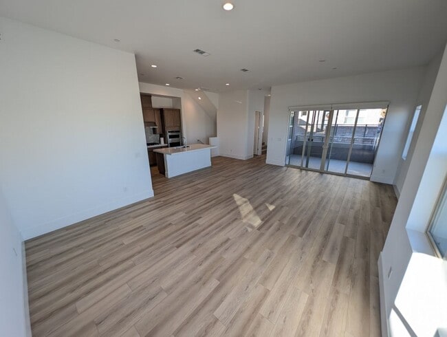 Building Photo - 675 Agate Bridge St