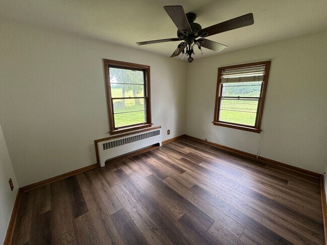 Building Photo - Charming 3 Bed, 1 Bath Home with 3-Car Gar...