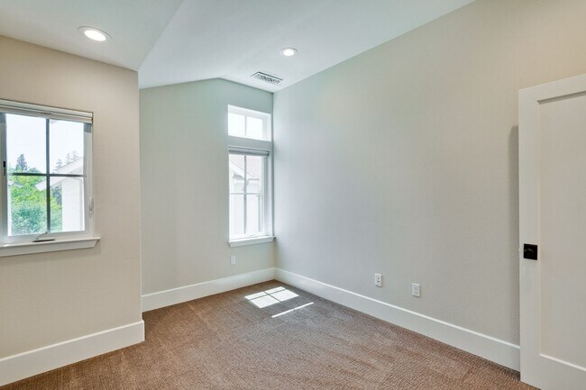 Building Photo - Modern Living in the Heart of Downtown Cam...