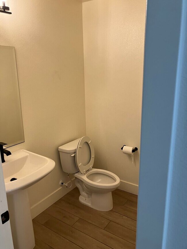 Building Photo - 5 bedroom 3 1/2 bath house in gated commun...