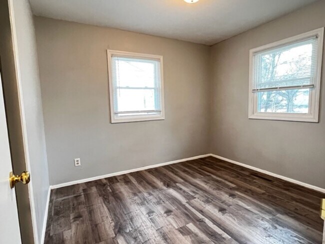 Building Photo - 3 BR/ 1 BA w/ renovated kitchen and bath