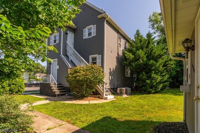 Building Photo - 128 E Grove St