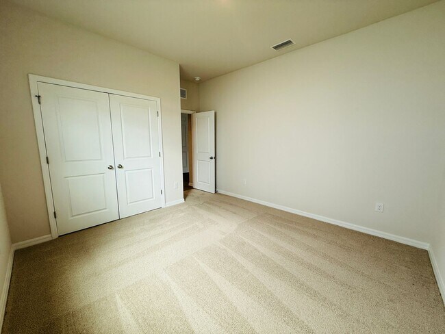 Building Photo - New built 4 bedroom 3 bath 3 car garage in Coddington Subdivision