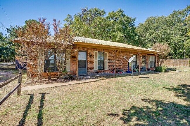 Building Photo - One Side of Very Nice Duplex West Granbury- 2 Bed, 2 Bath- 76049