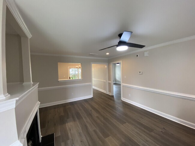 Building Photo - 2055B Cambria Dr