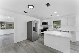 Building Photo - 354 NW 4th Pl